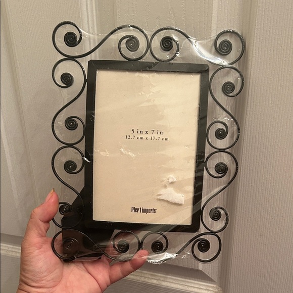 Pier 1 Elegant Black Metal Swirl 5 in x 7 in Frame - Picture 1 of 3